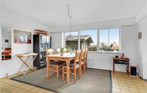 una cucina con un tavolo e sedie in una stanza di Holiday Home Egevej Broager a Broager