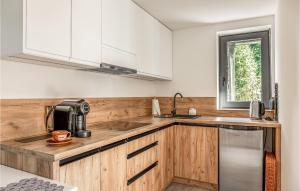 Kuchyňa alebo kuchynka v ubytovaní Lovely Home In Brenna With Kitchen