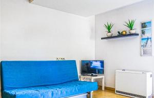 Televízia a/alebo spoločenská miestnosť v ubytovaní Awesome Apartment In Rewal With Kitchen