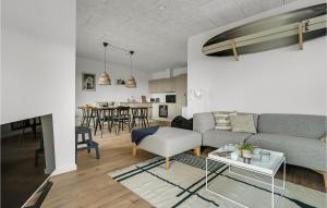 Ruang duduk di Beautiful Home In Thisted With Wifi