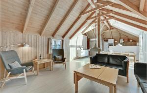 ein Wohnzimmer mit Sofa, Stühlen und einem Tisch in der Unterkunft Amazing Home In Hvide Sande With Wifi in Havrvig + 21 Fotos