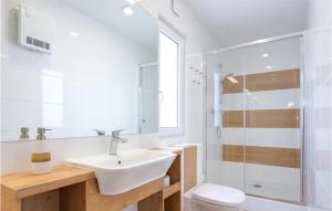 Ένα μπάνιο στο 2 Bedroom Gorgeous Home In Rewal