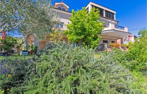 Zahrada ubytování 3 Bedroom Awesome Apartment In Secovlje