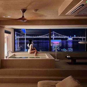 Μια τηλεόραση ή/και κέντρο ψυχαγωγίας στο Gwanganli gozneok