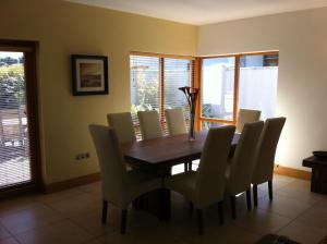 comedor con mesa de madera y sillas en Bearlough Self Catering Holiday Home, en Rosslare