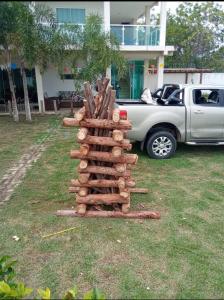 een boom gemaakt van boomstammen voor een vrachtwagen bij Sítio esperança in Camassari