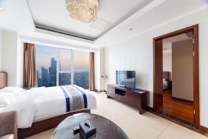 TV a/nebo společenská místnost v ubytování Qingdao Elegant Central Apartment