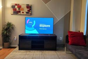 Televiisor ja/või meelelahutuskeskus majutusasutuses Moons & Noons -Separate Unit for your Comfort
