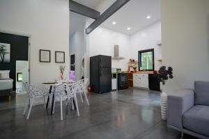 eine Küche und ein Wohnzimmer mit Tisch und Stühlen in der Unterkunft Secluded, Unique, Modern, Mountain Home Near River! in Meadows of Dan + 27 Fotos