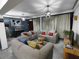 a living room with two couches and a tv at CASA CENTRICA EN LA CIUDAD DEL BUEN VlNO - HASTA 8 PERSONAS in Mendoza