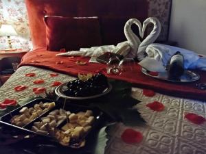 a table with two plates of food on a bed at Casa do Papai in Campos do Jordão