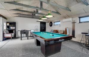 una grande stanza con un tavolo da biliardo di 6 Bedroom Cozy Home In Dannemare a Dannemare