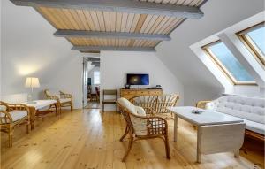 TV o dispositivi per l'intrattenimento presso 6 Bedroom Cozy Home In Dannemare