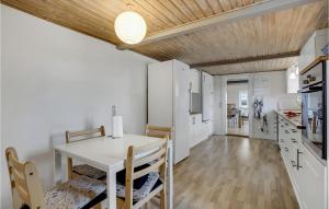 Cucina o angolo cottura di 6 Bedroom Cozy Home In Dannemare