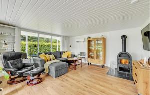 Posezení v ubytování Cozy Home In Ulfborg With Kitchen