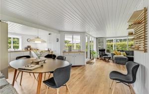 Posezení v ubytování Cozy Home In Ulfborg With Kitchen