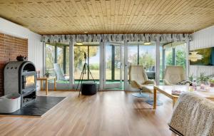 Posezení v ubytování 2 Bedroom Nice Home In Storvorde