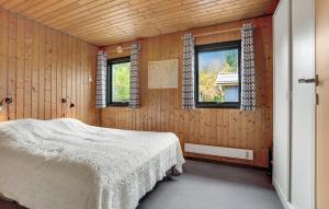 Postel nebo postele na pokoji v ubytování 2 Bedroom Nice Home In Storvorde + 10 fotografií