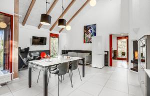 Una cocina y un comedor con mesa y sillas. en 2 Bedroom Gorgeous Home In Grenaa, en Grenå 17 fotos más
