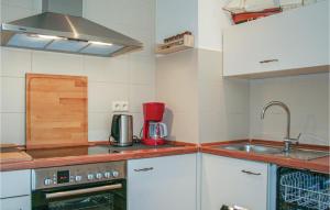 Η κουζίνα ή μικρή κουζίνα στο Beautiful Apartment In Pobierowo