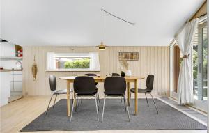 Kuchyň nebo kuchyňský kout v ubytování Three-Bedroom Holiday Home In Gilleleje