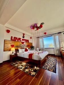 - une chambre dotée d'un lit avec un signe d'amour sur le mur dans l'établissement Mount Everest Hotel & Resort Nagarkot, à Nagarkot
