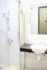 a bathroom with a sink and a shower at Hotel Pondok Asri Tawangmangu in Tawangmangu