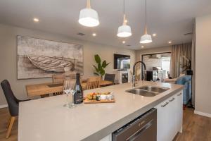 Fotografie z fotogalerie ubytování Casa de Praia - Luxe by the Bay with Heated Pool v destinaci Safety Beach