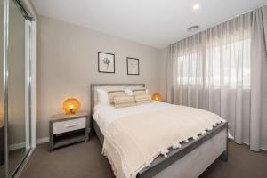 Katil atau katil-katil dalam bilik di Casa de Praia - Luxe by the Bay with Heated Pool