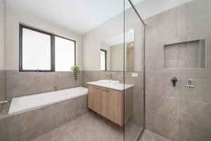 Bilik mandi di Casa de Praia - Luxe by the Bay with Heated Pool