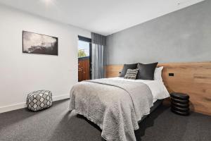 Katil atau katil-katil dalam bilik di Beachside Lane - Luxury On the Beach with Views