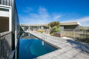 Casa con piscina y terraza de madera en Oceania Retreat - Private beach access pool OFP, en Rye