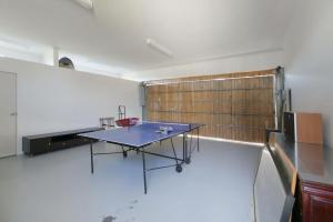 Habitación con mesa y pared de madera. en Oceania Retreat - Private beach access pool OFP, en Rye
