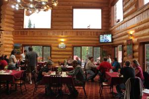 A restaurant or other place to eat at Northern Rockies Lodge