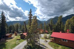 Imagen de la galería de Northern Rockies Lodge, en Muncho Lake
