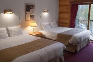 Un pat sau paturi într-o cameră la Northern Rockies Lodge
