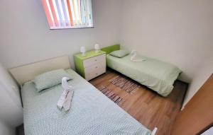 Posteľ alebo postele v izbe v ubytovaní 2 Bedroom Beautiful Home In Rijeka