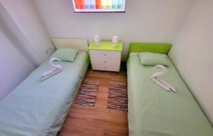 Posteľ alebo postele v izbe v ubytovaní 2 Bedroom Beautiful Home In Rijeka