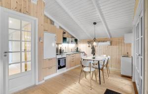 Fotografie z fotogalerie ubytování Amazing Home In Frøstrup With Kitchen v destinaci Frøstrup
