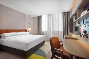 Voodi või voodid majutusasutuse Home2 Suite by Hilton Hangzhou Qianjiang New Town toas