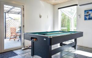 a ping pong table in a room with a pool at Krukken in Vang