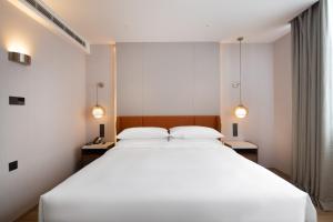 Voodi või voodid majutusasutuse Home2 Suite by Hilton Hangzhou Qianjiang New Town toas