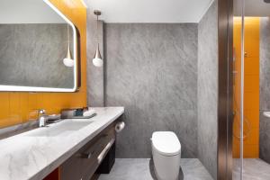 Vannituba majutusasutuses Home2 Suite by Hilton Hangzhou Qianjiang New Town
