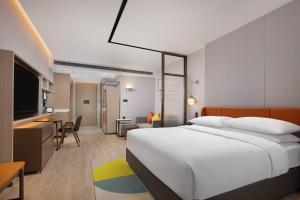 Voodi või voodid majutusasutuse Home2 Suite by Hilton Hangzhou Qianjiang New Town toas