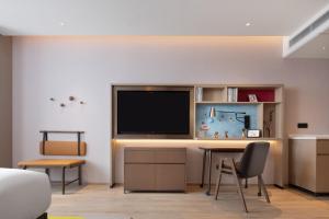 Televiisor ja/või meelelahutuskeskus majutusasutuses Home2 Suite by Hilton Hangzhou Qianjiang New Town