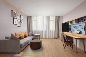 Televiisor ja/või meelelahutuskeskus majutusasutuses Home2 Suite by Hilton Hangzhou Qianjiang New Town