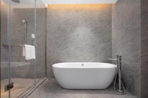 Vannituba majutusasutuses Home2 Suite by Hilton Hangzhou Qianjiang New Town