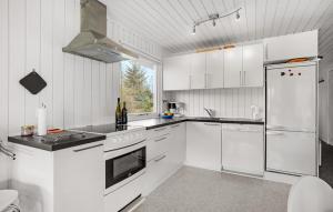 Kuchyň nebo kuchyňský kout v ubytování 3 Bedroom Nice Home In Glesborg