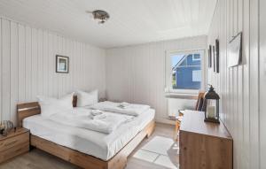 Ένα ή περισσότερα κρεβάτια σε δωμάτιο στο Lovely Home In Zerpenschleuse With Wifi