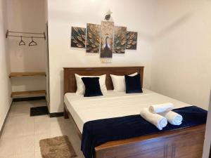una camera da letto con un letto con due asciugamani sopra di Ceylon Beach haven Uppuveli a Trincomalee